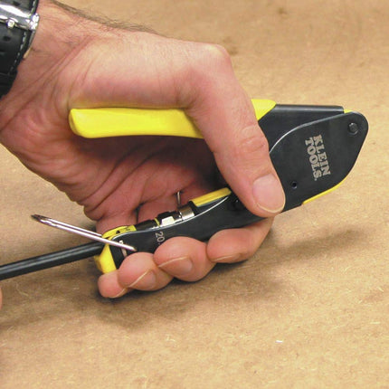 Klein Tools VDV002-818 Kit de instalación y prueba de coaxiales con crimpadora, incluye probador, pelacables y conectores F universales