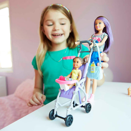 Barbie Skipper Canguro - Set de juego, muñeca Skipper morena con muñeca bebé, cochecito de bebé y accesorios, juguetes para niños de 3 años en adelante, dos muñecas, FJB00