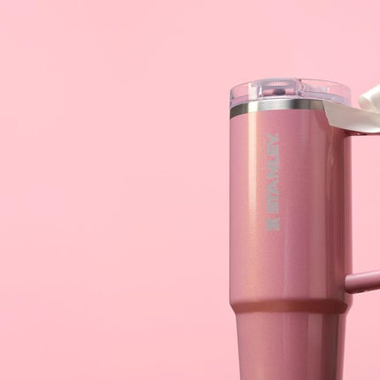 Vaso Stanley Quencher ProTour Flip Straw con Tapa Antiderrames 30 oz | Popote Incorporado y Asa | Compatible con Portavasos para Viajes | Taza Aislada de Acero Inoxidable | Sin BPA | Port Shimmer