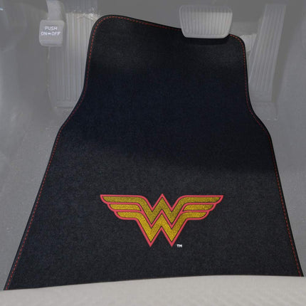 BDK Warner Bros DC Comics Alfombrillas Clásicas de Wonder Woman para Coche - Juego de 4 piezas de Ajuste Universal para Coche, Camioneta, Furgoneta, SUV, Delanteras 66 cm x 42 cm, Traseras 35.5 cm x 42 cm con Agarre Antideslizante
