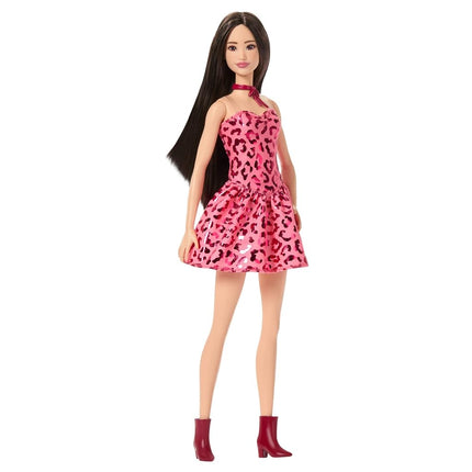 Muñeca Barbie Fashionistas #246 con cabello negro, vestido sin tirantes con estampado de leopardo rosa con accesorios como collar de corbata y botas, JJN59