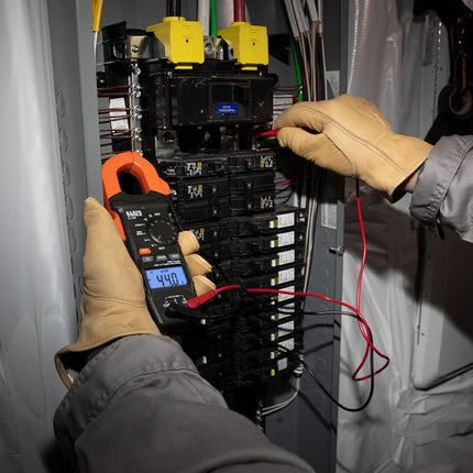 Juego de prueba eléctrica con medidor de pinza Klein Tools CL120KIT, CA de rango automático 400 A, pantalla retroiluminada, incluye probador de GFCI, divisor de línea, estuche, cables y 3 pilas AAA