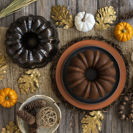 Nordic Ware 50148 12-Cup Pan Original Cast Aluminium, Bundt Tin with Fluted Pattern, Cake Mould Made in The USA, 2.8 liters, Bronze