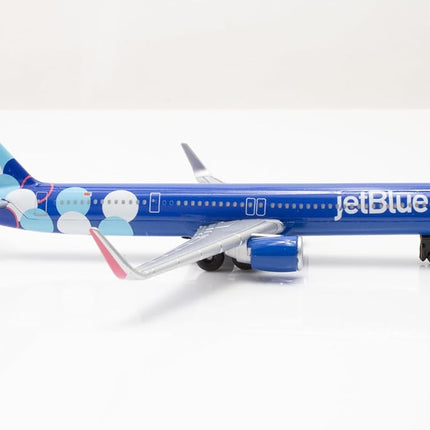 Daron 12-Piece jetBlue A321 Balloons Livery Airport Die-Cast Metal and Plastic Airplane, Vehicles, and Accessories Playset Toy and Collectible, for Age 3+