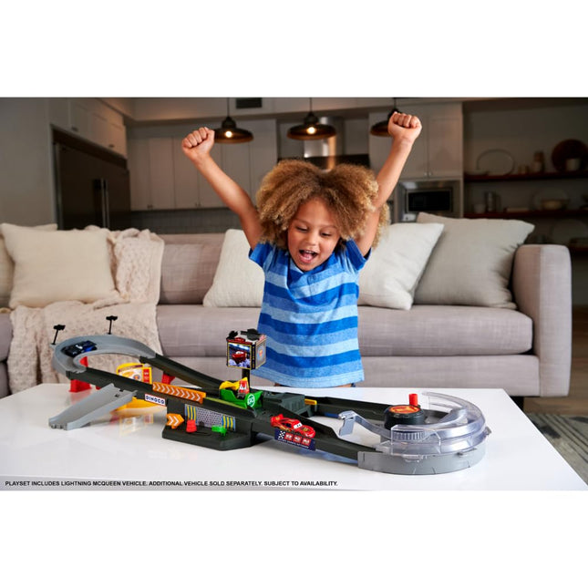 Mattel Disney and Pixar Cars Track Set, Piston Cup Action Speedway Playset with 1:55 Scale Lightning McQueen Die-Cast Toy Car, HPD81