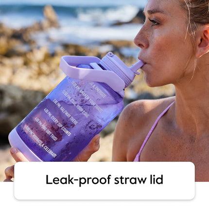 Bouteille d'eau Takeya Tritan avec couvercle à paille - Durable, sans BPA - Avec marqueur de temps - Antifuite et pare-chocs antidérapant - 1,9 L, Vivacity Purple