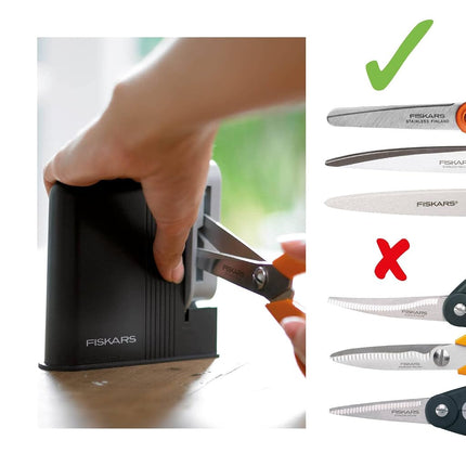 Fiskars Clip-Sharp Scissors Sharpener, Total Length: 4 cm, Plastic, 1000812