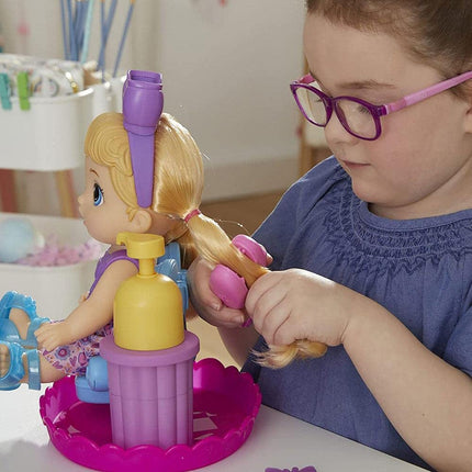 Baby Alive Estilista de Burbujas, muñeca de 30 cm para niños de 3 años en adelante, incluye silla de salón, accesorios, solución de burbujas, cabello rubio