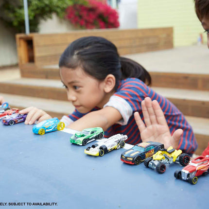Hot Wheels Pack de 36 Autos, Pack Múltiple de Vehículos Hot Wheels Modernos y Clásicos a Escala 1:64 para Jugar o Exhibir, Regalo para Entusiastas de los Autos, Coleccionistas y Niños de 3 Años en Adelante, GWN98