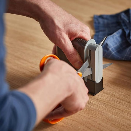 Fiskars Clip-Sharp Scissors Sharpener, Total Length: 4 cm, Plastic, 1000812