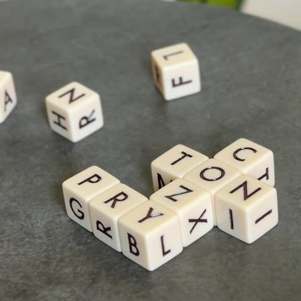Q-Less – The Original Crossword Solitaire Game, 12 Letter Dice Travel Tin