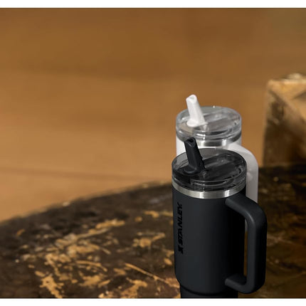 Vaso Stanley Quencher ProTour Flip Straw con tapa a prueba de fugas 30 oz | Popote incorporado y asa | Compatible con portavasos para viajes | Vaso térmico de acero inoxidable | Sin BPA | Frost Fade