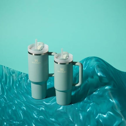 Vaso Stanley Quencher H2.0 con asa y pajita de 887 ml | Tapa giratoria de 3 posiciones | Compatible con portavasos para viajes | Vaso térmico de acero inoxidable | Sin BPA | Seafoam