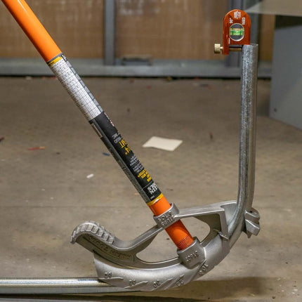 Klein Tools 935AB1V Nivel No-Dog, Nivel de Doblado de Conducto de 2.5 Pulgadas, 1 Vial, Nivel ACCU-Bend Elimina los Doblados Irregulares en Compensaciones y Curvas de Silla