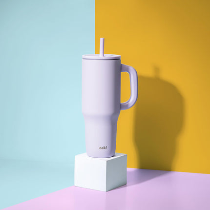 Vaso de viaje Sutton de Zak Designs para llevar, acero inoxidable de 40 oz con aislamiento al vacío, pajita de silicona y asa de transporte para bebidas frías (lila ahumado)
