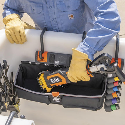 Klein Tools BC511S Centro de Trabajo para Cubos, Bolsa de Herramientas Grande, Accesorio de Sistema de Riel con Gancho en S, Capacidad para Herramientas de Liniero, Cortadores, Engarzadoras y Llaves de Impacto