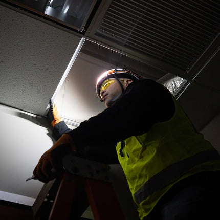 KLEIN TOOLS 56308 Linterna Frontal Recargable con Correa, 575 Lúmenes, LED de Haz Ancho, Modos de Iluminación Total o Foco Directo, para Trabajo y Exteriores