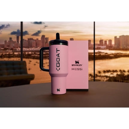 Stanley Vaso Térmico Quencher, Pro Tour 4.6 gal (1.18 L) Botella de Agua Messi Rosa, Aislamiento Térmico, Botella de Acero Inoxidable, Botella de Agua, Vaso con Pajita, Exterior, Apto para Lavavajillas, A Prueba de Fugas
