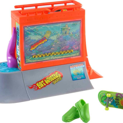 Hot Wheels Skate Aquarium Skatepark Playset Designed with Tony Hawk, Includes Tony Hawk Fingerboard & 1 Pair of Removable Skate Shoes