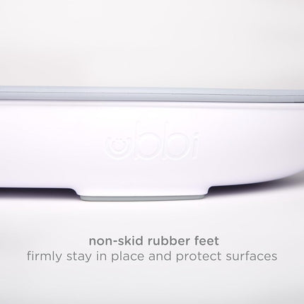 Matelas à langer Ubbi, facile à nettoyer avec base détachable, mousse légère et imperméable, comprend une sangle de sécurité et des pieds antidérapants, gris