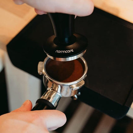 Prensador de Café Normcore V4 de 53.3mm - Prensador con Resorte – Prensador de Espresso para Barista con Resortes de Repuesto de 15lb / 25lb / 30lbs - Mango y Soporte de Aluminio Anodizado - Base Plana