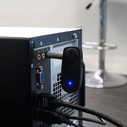 Adaptador auxiliar a Bluetooth recargable Rockville A2BT para uso en coche/casa/audio profesional