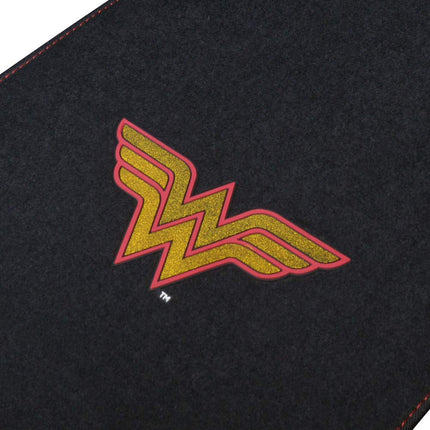BDK Warner Bros DC Comics Alfombrillas Clásicas de Wonder Woman para Coche - Juego de 4 piezas de Ajuste Universal para Coche, Camioneta, Furgoneta, SUV, Delanteras 66 cm x 42 cm, Traseras 35.5 cm x 42 cm con Agarre Antideslizante