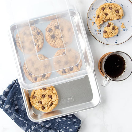 Nordic Ware Naturals Baker's Quarter Sheet with Lid, Aluminium Baking Tray, Premium Bakeware To Bake and Reheat Small Meals, Made in the USA, Silver