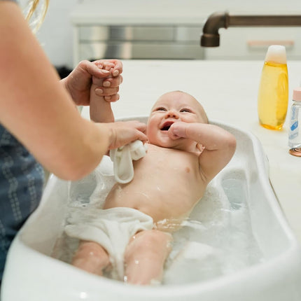 La bañera para recién nacidos The First Years First Suds – Bañera para bebés de 3 etapas con asiento suave y antideslizante – Desde el nacimiento hasta las 25 libras
