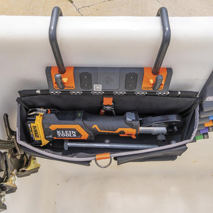 Klein Tools BC511S Centro de Trabajo para Cubos, Bolsa de Herramientas Grande, Accesorio de Sistema de Riel con Gancho en S, Capacidad para Herramientas de Liniero, Cortadores, Engarzadoras y Llaves de Impacto