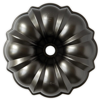 Nordic Ware Original 12-Cup Bundt Pan, Original Cast Aluminium Bundt Tin, Bundt Cake Tin with Fluted Pattern, Cake Mould Made in the USA, Colour: Graphite