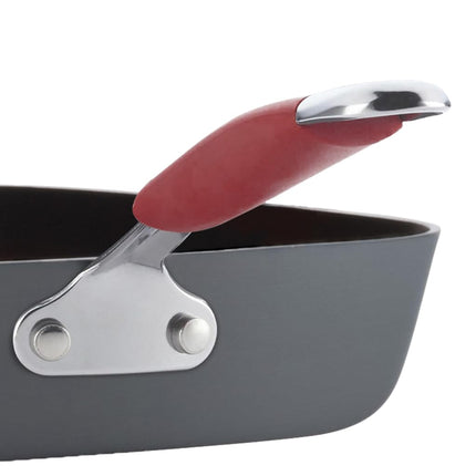 Poêle à griller carrée antiadhésive Rachael Ray Cucina anodisée dure de 28 cm, grise avec manche rouge canneberge