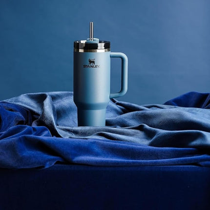 Stanley Quencher H2.0 FlowState Vaso aislante al vacío de acero inoxidable con tapa y pajita para agua, té helado o café, batidos y más, Azul Abeto, 40 oz, 10-11824-055