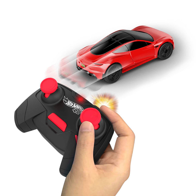 Hot Wheels C/R Tesla Roadster a escala 1:64, coche de juguete a control remoto, recargable con mando, para carreras dentro o fuera de la pista, para niños de 5 años en adelante, HJP78