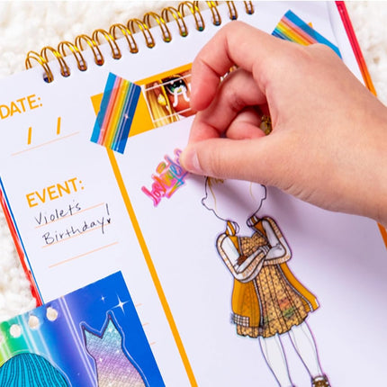 Rainbow High Rainbow Fashion Yearbook, libro de bocetos de diseño, colorea y crea looks elegantes, a partir de 6 años