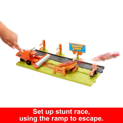 Mattel Disney and Pixar Cars Playset with 3 Toy Vehicles & 2 Ways to Play, Frank Escape & Stunt Race Playset Includes Lightning McQueen, HRX48