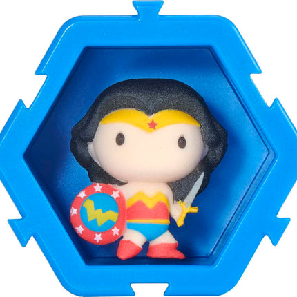 Mattel NANO PODS Figurines de collection et connectables DC Universe (personnages surprise à l'intérieur d'un pod attaché, à connecter à d'autres) (Les modèles peuvent varier) (HTR29)