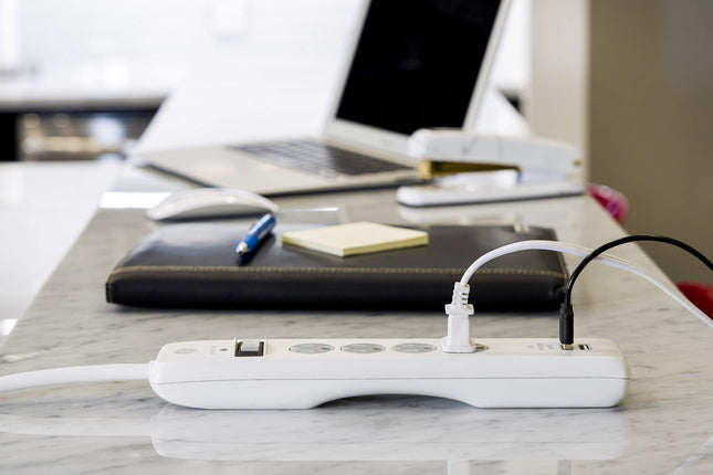 GE Protector de Sobretensión, 4 Tomas 2 Puertos USB, Cable de Alimentación Extra Largo de 2.4 m, Blanco, 25798