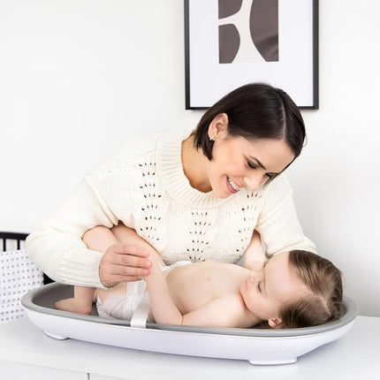 Matelas à langer Ubbi, facile à nettoyer avec base détachable, mousse légère et imperméable, comprend une sangle de sécurité et des pieds antidérapants, gris