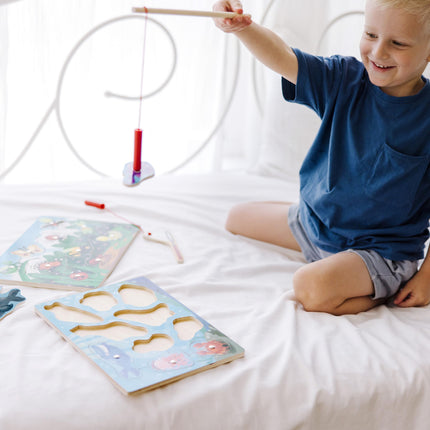Juego de rompecabezas magnéticos de madera Melissa & Doug: Pesca y caza de insectos