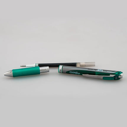 Bolígrafo de gel líquido retráctil Pentel EnerGel RTX, línea gruesa, punta de metal, tinta verde, paquete de 2 (BL80BP2D)