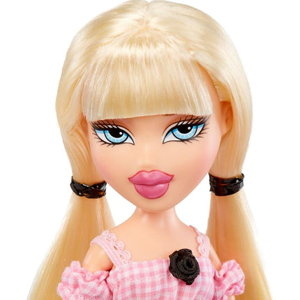 Bratz Goin' Out! Doll - Cloe - 1 Collectible Fashion Doll with Accessories, Comes with an Outfit, a Purse, a Pair of Sunglasses, and a Brush - Kids Toy - Great for Ages 6 and Older