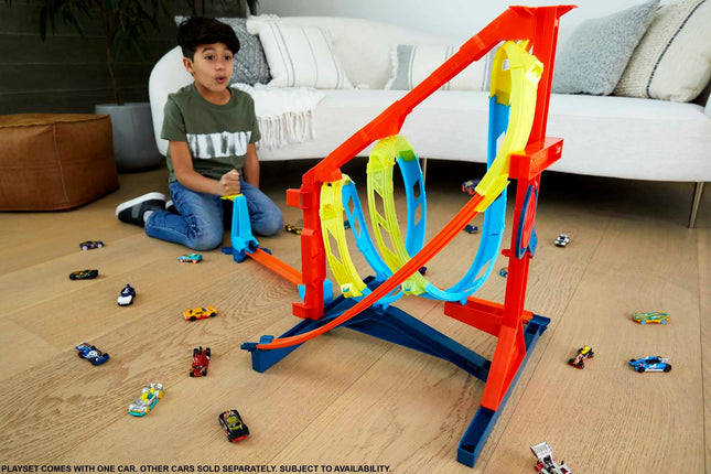 Pista de carreras de Hot Wheels Track Builder Unlimited Corkscrew Twist Kit, innovador reto de pista con tirabuzón, 2 maneras de alcanzar el objetivo, incluye 1 coche, regalo para niños de 6+ años, HDX79