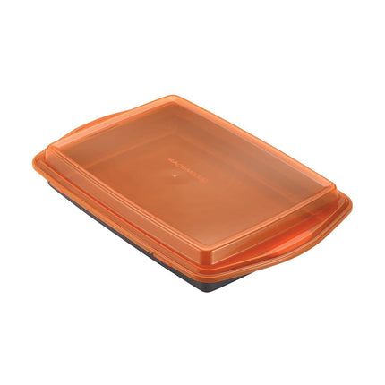 Rachael Ray Molde para hornear antiadherente de 9 x 13 pulgadas con tapa, gris con tapa y asas naranjas