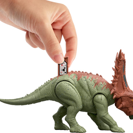 Mattel Jurassic World Strike Attack Juguete de dinosaurio con acción de ataque único y articulaciones móviles, la figura de acción de Chasmosaurus incluye juego digital