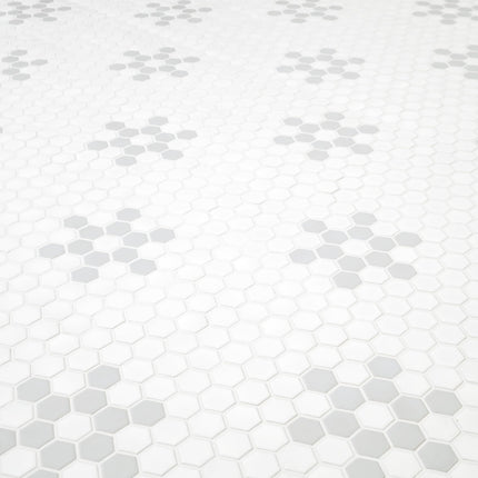 Azulejo de porcelana MSI blanco y gris de 12 x 12 pulgadas con diseño de pétalos para uso en cocinas, baños, suelos y paredes; acabado mate, mosaico montado en malla; 14 azulejos, cobertura de 14.55 pies cuadrados
