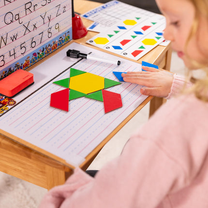 Melissa & Doug ¡A la escuela! Juego de simulación de aula - Sé maestro o estudiante - Certificado FSC
