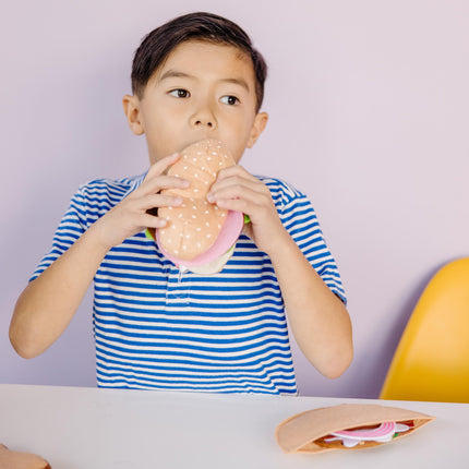 Melissa & Doug Juego de comida de fieltro para juego de imitación, kit de sándwich de juguete de 33 piezas, juguete de rol suave y sensorial para niños de 3 años en adelante