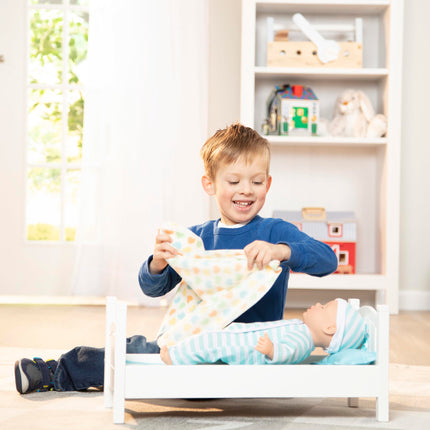 Melissa & Doug Mi Muñeca de Amor Cama de Juguete de Madera para Muñecas, Animales de Peluche - Blanca (22.1 cm Alto x 23.1 cm Ancho x 52.6 cm Largo Ensamblada)