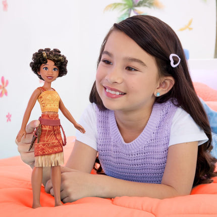 Mattel Disney Moana 2 Muñeca de Moda Loto con 2 Accesorios, Atuendo Removible con Cinturón y Hacha, Inspirada en la Película